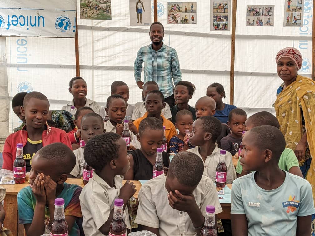 Tujiunge, Elèves et instituteurs